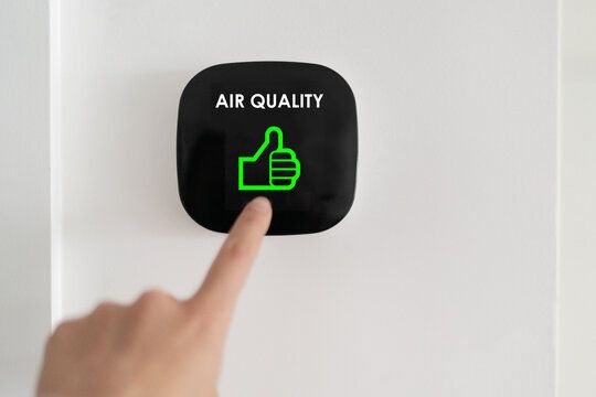 Thermostat that reads air quality with a thumbs up
